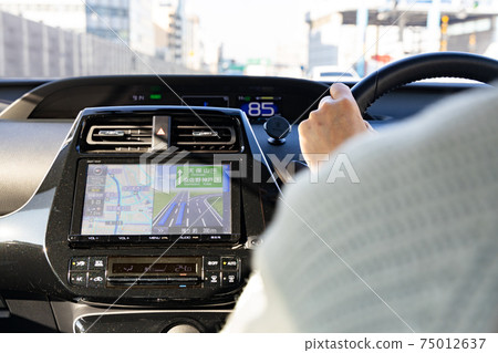 在大阪的高速公路上行駛的乘用車的駕駛員座位 75012637