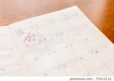 在時間表書中寫下4月入學典禮的時間表,該時間表在科羅納(Corona)被取消。 在時間表書中寫下4月入學典禮的時間表,該時間表在科羅納(Corona)被取消。 75013218