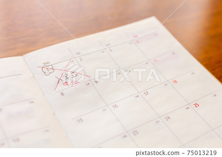 在時間表書中寫下4月入學典禮的時間表,該時間表在科羅納(Corona)被取消。 在時間表書中寫下4月入學典禮的時間表,該時間表在科羅納(Corona)被取消。 75013219