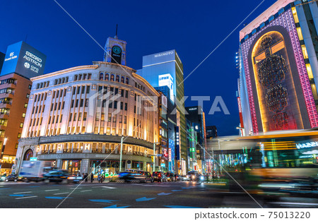 日本銀座的東京都市風景在緊急狀態下。人和汽車的流量是恆定的... = 2021年2月5日 日本銀座的東京都市風景在緊急狀態下。人和汽車的流量是恆定的... = 2021年2月5日 75013220