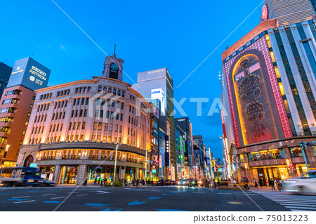 Tokyo cityscape of Japan Ginza, Tokyo under the state of emergency. The flow of people and cars is constant ... = February 5, 2021 75013223