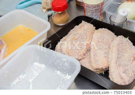 Preparation of pork cutlet 75013403
