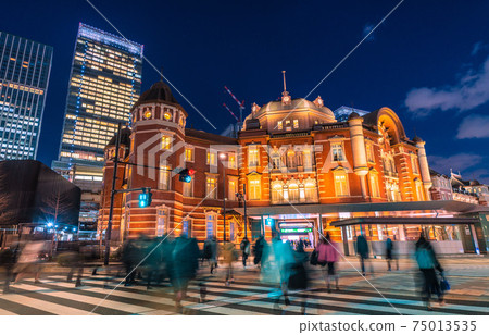 在緊急狀態下的日本東京站的東京都市風景。人流是恆定的... = 2021年2月5日 在緊急狀態下的日本東京站的東京都市風景。人流是恆定的... = 2021年2月5日 75013535