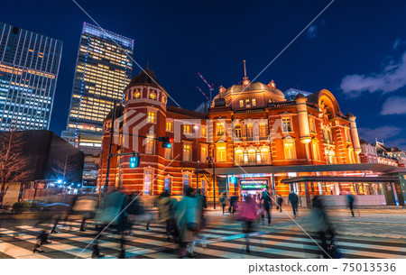 在緊急狀態下的日本東京站的東京都市風景。人流是恆定的... = 2021年2月5日 75013536