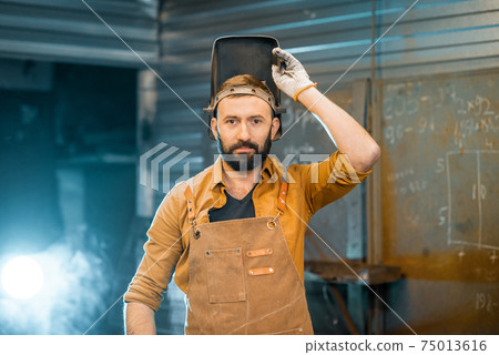 Welder portrait at the workshop 75013616
