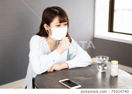 不適的年輕女子，戴著口罩 75014740