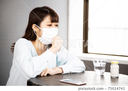 不適的年輕女子，戴著口罩 75014741