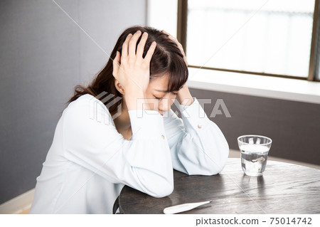 A young woman with poor physical condition 75014742