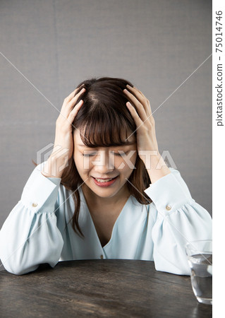 A young woman with poor physical condition A young woman with poor physical condition 75014746