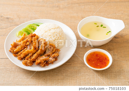 Hainanese chicken rice with fried chicken 75018103