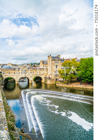 View of the Pulteney Bridge River Avon in Bath, England 75018174