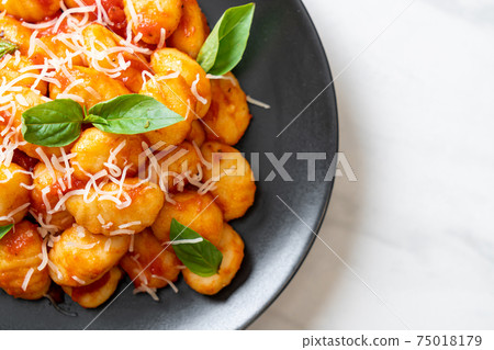 gnocchi in tomato sauce with cheese 75018179