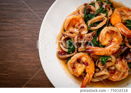 stir-fried seafood with Thai basil 75018316