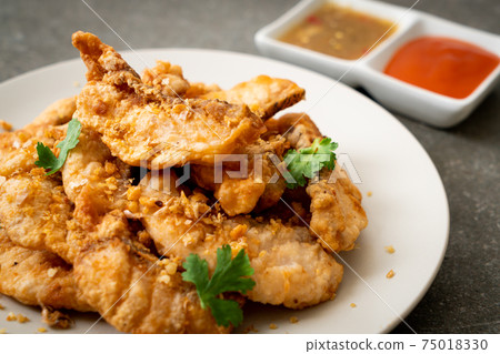 fried fish with garlic 75018330