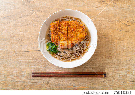 Soba ramen noodle with Japanese fried pork cutlet (tonkatsu) 75018331