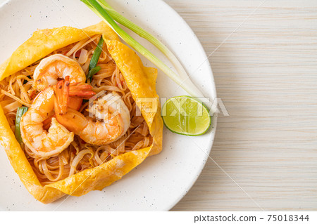 Thai stir fried noodles with shrimps and egg wrap (Pad Thai) Thai stir fried noodles with shrimps and egg wrap (Pad Thai) 75018344
