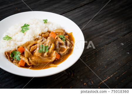Japanese curry rice with sliced pork, carrot and onions Japanese curry rice with sliced pork, carrot and onions 75018360