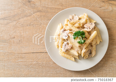 penne pasta carbonara cream sauce with mushroom 75018367