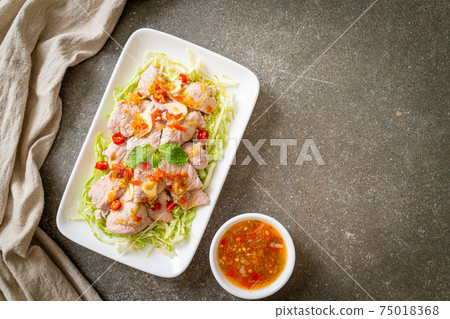 Boiled Pork with Lime Garlic and Chili Sauce 75018368