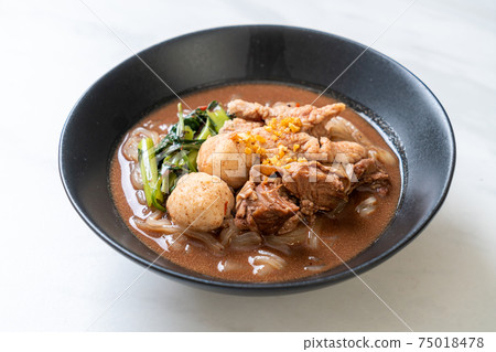 Rice noodle soup with Stewed pork 75018478