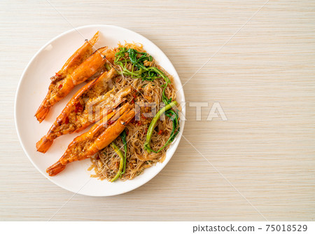 Stir-fried rice vermicelli and water mimosa with river prawns 75018529