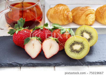 在一塊石板上的水果早餐圖像 75019667