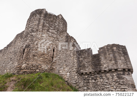 Ruined stone tower and Southampton town walls Ruined stone tower and Southampton town walls 75022127