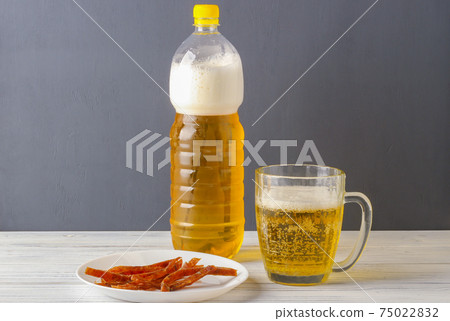 Beer and dried fish 75022832
