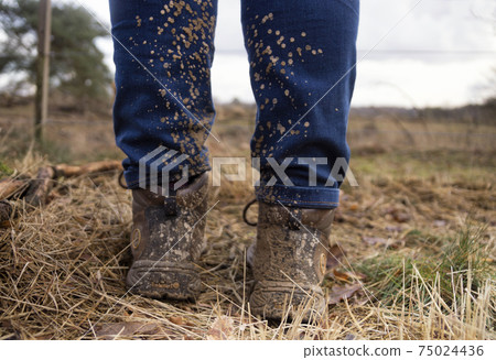 Dirty trousers after hiking 75024436