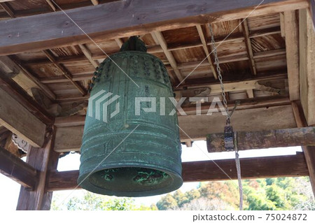Senkoji Temple, a temple bell with the inscription of the Northern Court 75024872