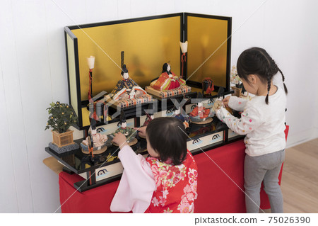Sisters decorating the Doll's Festival (Japanese traditional events and customs) 75026390
