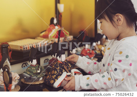 A 3-year-old girl helping to prepare for the Doll's Festival (Japanese traditional events and customs) 75026432
