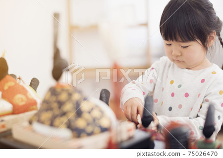 3歲的小女孩,幫助為娃娃節做準備(日本傳統活動和習俗) 3歲的小女孩,幫助為娃娃節做準備(日本傳統活動和習俗) 75026470