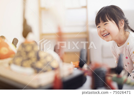 3歲的小女孩，幫助為娃娃節做準備（日本傳統活動和習俗） 75026471