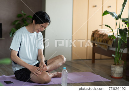 在家舒展的年輕人 75026492