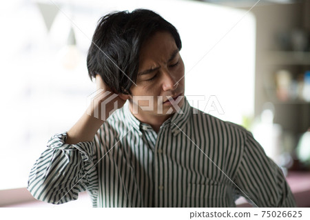 年輕人帶著困惑的表情 年輕人帶著困惑的表情 75026625