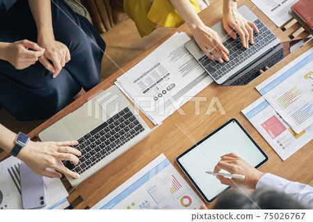 Business scene meeting at hand 75026767