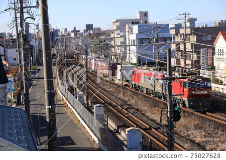 EH500 pulling container train running on the JR Utsunomiya Line EH500 pulling container train running on the JR Utsunomiya Line 75027628