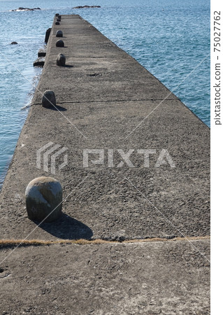Embankment protruding from the Ukizu coast 75027762