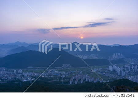 Gyeryongsan, Geoje, Gyeongnam 75028541
