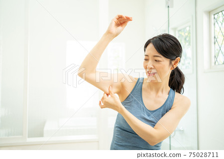 一個女人關心他的上臂 75028711