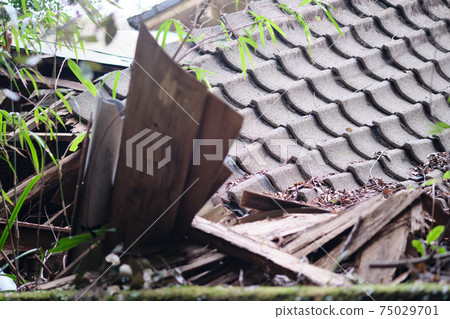 Image of collapse of a collapsed old folk house Image of collapse of a collapsed old folk house 75029701