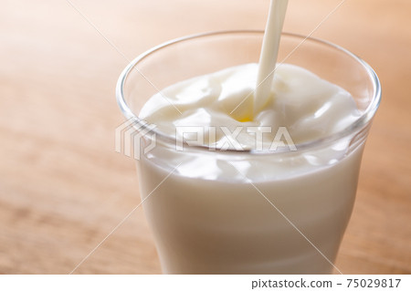 倒牛奶 倒牛奶 75029817