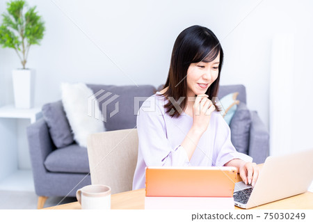 女人做遠程辦公 75030249