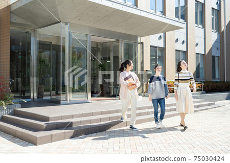 University Female College Student Campus Photographing cooperation: Japanese Language School attached to Central Technical School 75030424