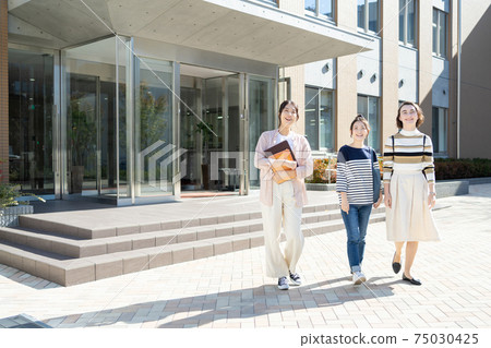 University Female College Student Campus Photographing cooperation: Japanese Language School attached to Central Technical School 75030425