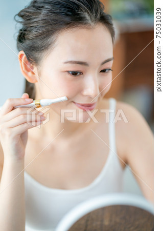 Women in their 20s shaving Women in their 20s shaving 75031039