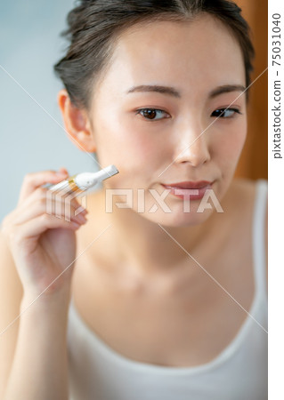 Women in their 20s shaving Women in their 20s shaving 75031040