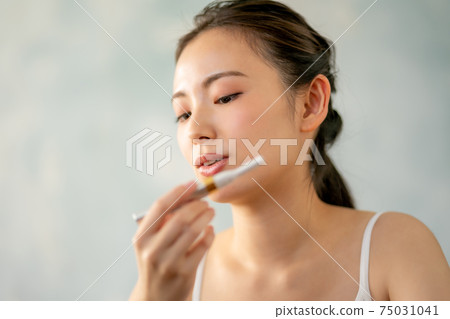 Women in their 20s shaving Women in their 20s shaving 75031041