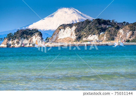 《Kanagawa Prefecture》 Looking at the Shonan sea, Enoshima and Mt. Fuji 《Kanagawa Prefecture》 Looking at the Shonan sea, Enoshima and Mt. Fuji 75031144